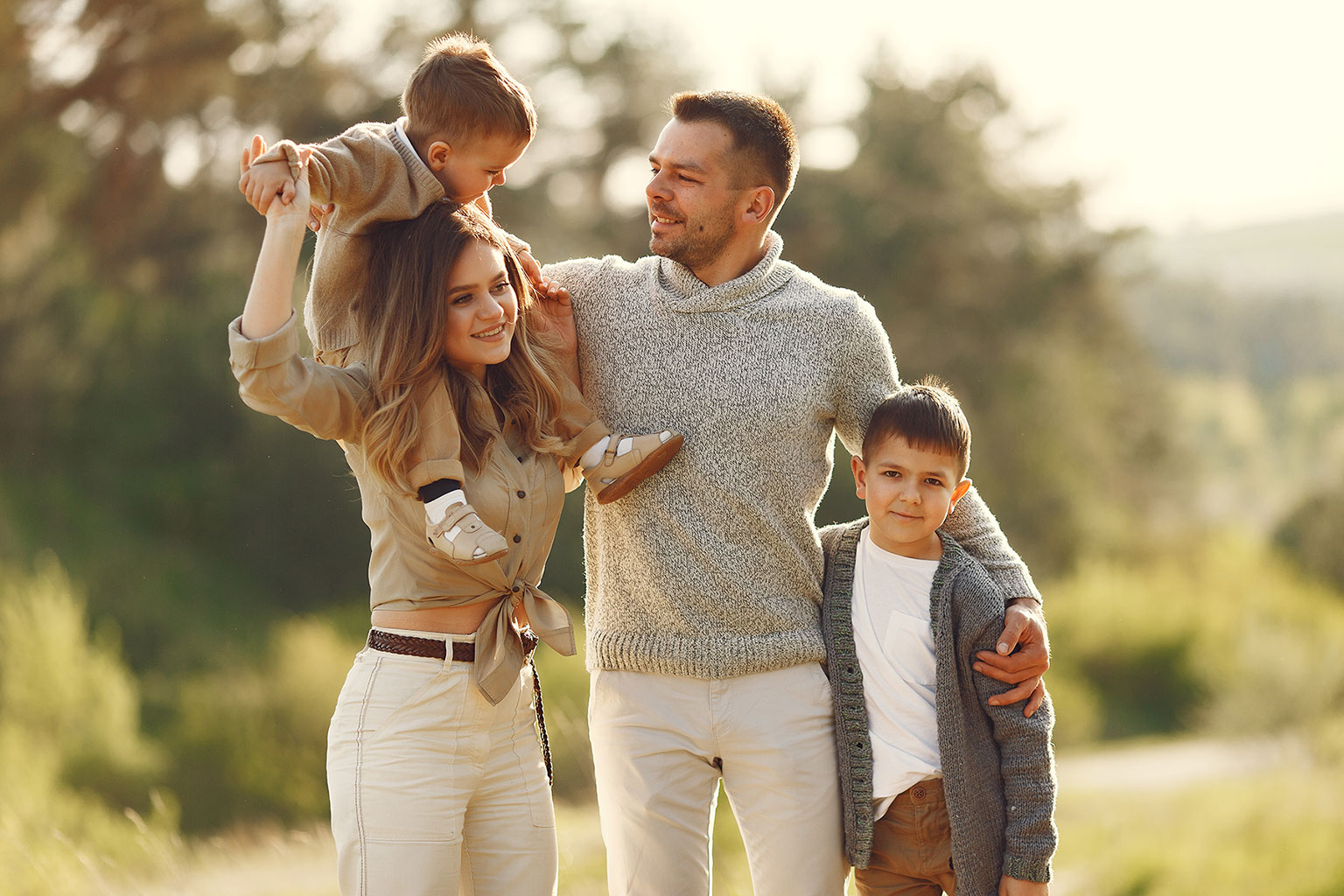 Família protegida com seguros Marvili